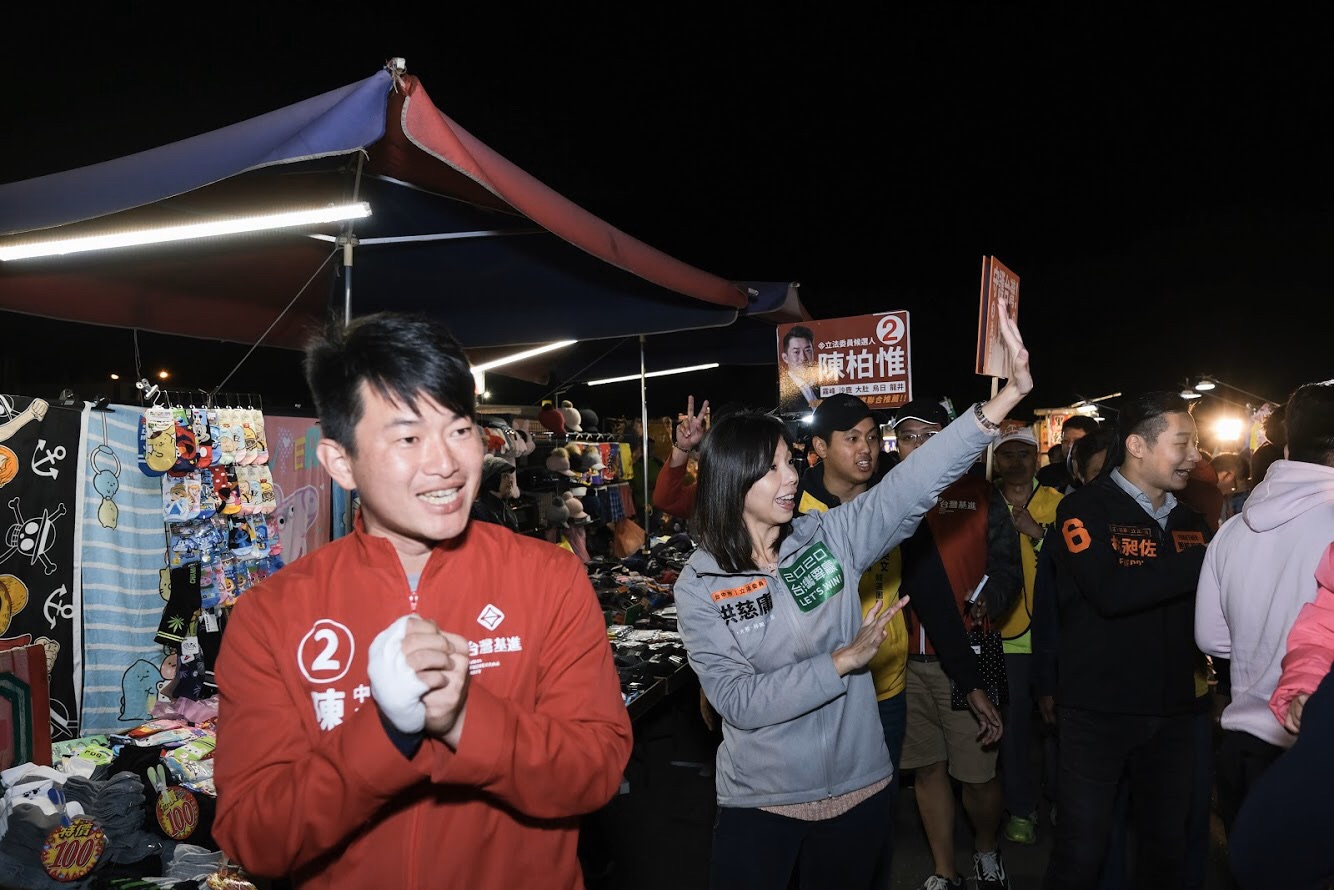 立委洪慈庸與「前線」夥伴,立委林昶佐、台中第二選區立委參選人陳柏惟(穿紅衣)三人在大雅夜市掃街拜票,受熱烈歡迎。 圖:洪慈庸辦公室/提供(資料照片) 立委洪慈庸與「前線」夥伴,立委林昶佐、台中第二選區立委參選人陳柏惟(穿紅衣)三人在大雅夜市掃街拜票,受熱烈歡迎。 圖:洪慈庸辦公室/提供(資料照片)