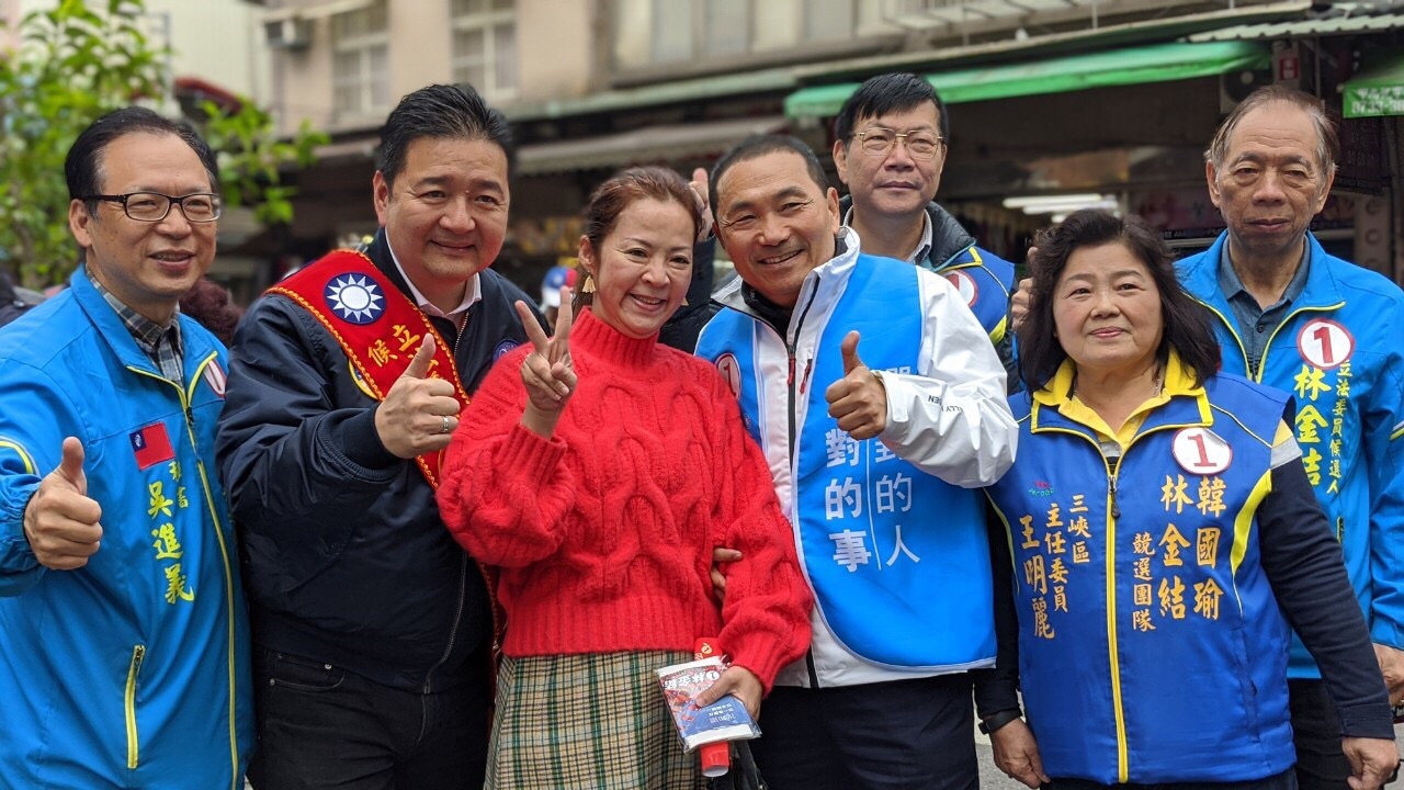 新北市長侯友宜上午參加新北市府舉辦的升旗典禮後,馬不停蹄地趕到三峽幫立委候選人林金結(左二)掃街助選。 圖:林金結競選總部提供 新北市長侯友宜上午參加新北市府舉辦的升旗典禮後,馬不停蹄地趕到三峽幫立委候選人林金結(左二)掃街助選。 圖:林金結競選總部提供