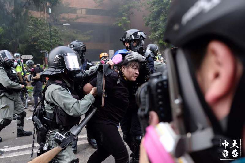 香港警方逮捕反送中勇武派學生。 圖 : 翻攝自中大電台。 香港警方逮捕反送中勇武派學生。 圖 : 翻攝自中大電台。