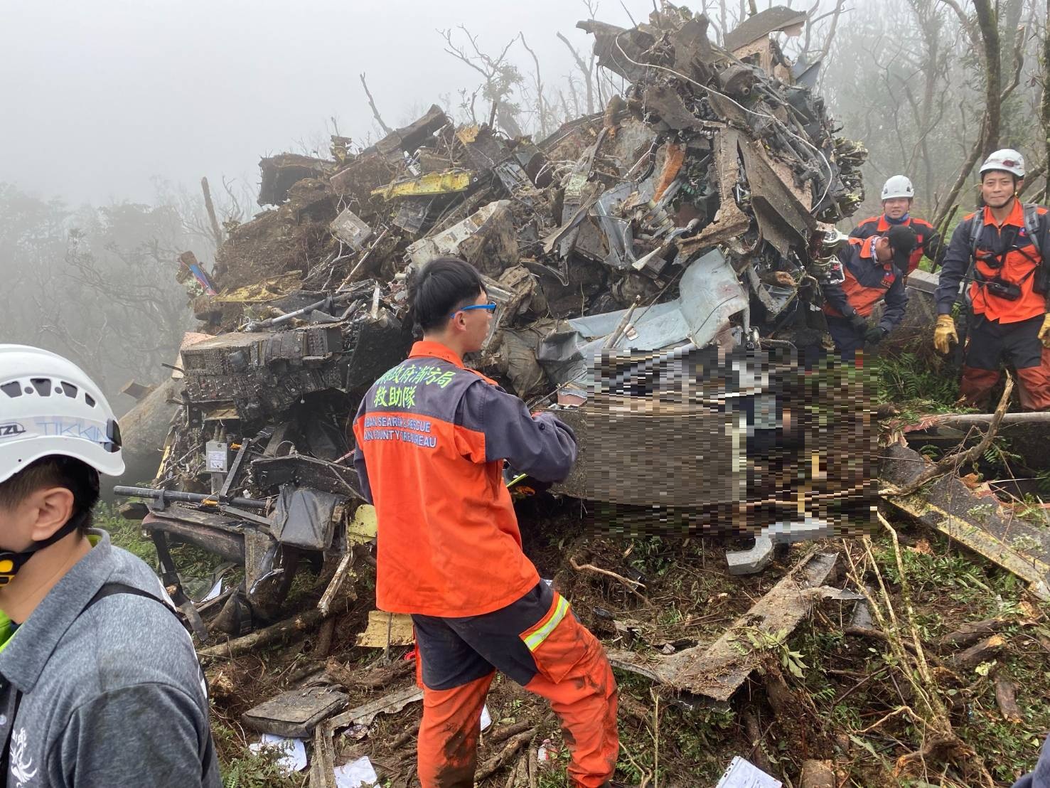黑鷹直升機迫降事件,國軍抵達UH-60M黑鷹直升機墜毀現場。 圖:宜蘭縣消防局提供 黑鷹直升機迫降事件,國軍抵達UH-60M黑鷹直升機墜毀現場。 圖:宜蘭縣消防局提供