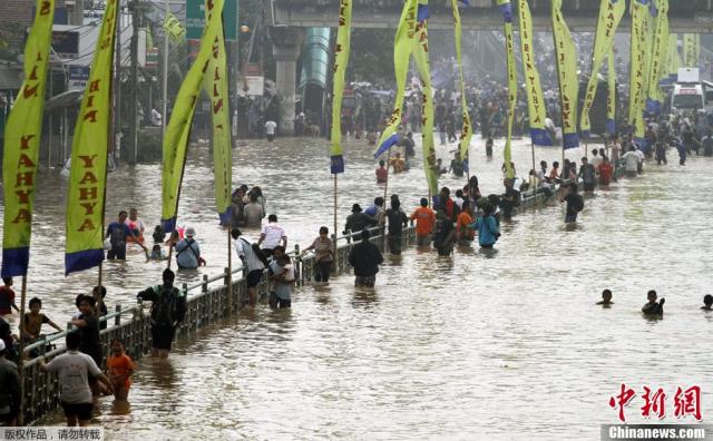 印尼首都雅加達市區和鄰近地區跨年夜降下暴雨,引發洪水和土石流災情,多處陷入一片汪洋。路透社報導,截至今天罹難人數已達21人。 圖 : 翻攝自中新網 印尼首都雅加達市區和鄰近地區跨年夜降下暴雨,引發洪水和土石流災情,多處陷入一片汪洋。路透社報導,截至今天罹難人數已達21人。 圖 : 翻攝自中新網