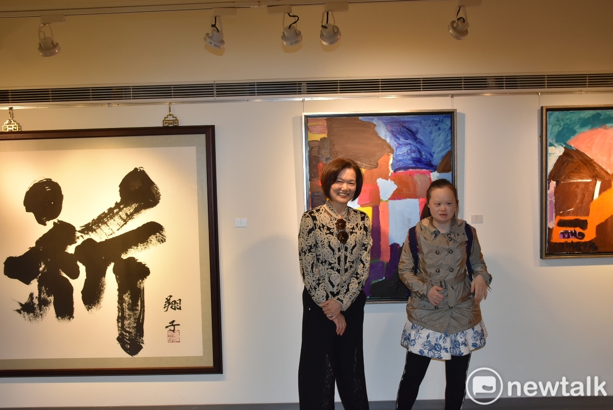 日本台灣國際藝術文化交流展展出莊惠婷的油畫與金澤翔子的書法。 圖:孫家銘/攝 日本台灣國際藝術文化交流展展出莊惠婷的油畫與金澤翔子的書法。 圖:孫家銘/攝