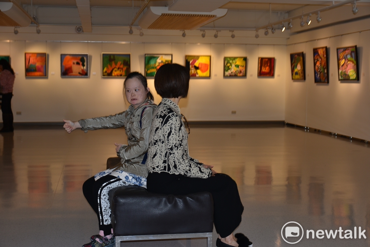 莊惠婷(左)展現俏皮的一面。 圖:孫家銘/攝 莊惠婷(左)展現俏皮的一面。 圖:孫家銘/攝