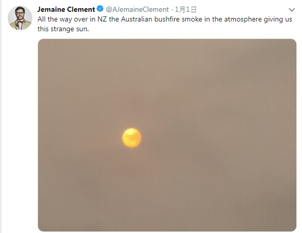 喜劇演員傑梅奈克萊門特(Jemaine Clement)推文放上太陽宛如金色火球的照片。 圖:取自Jemaine Clement推特 喜劇演員傑梅奈克萊門特(Jemaine Clement)推文放上太陽宛如金色火球的照片。 圖:取自Jemaine Clement推特