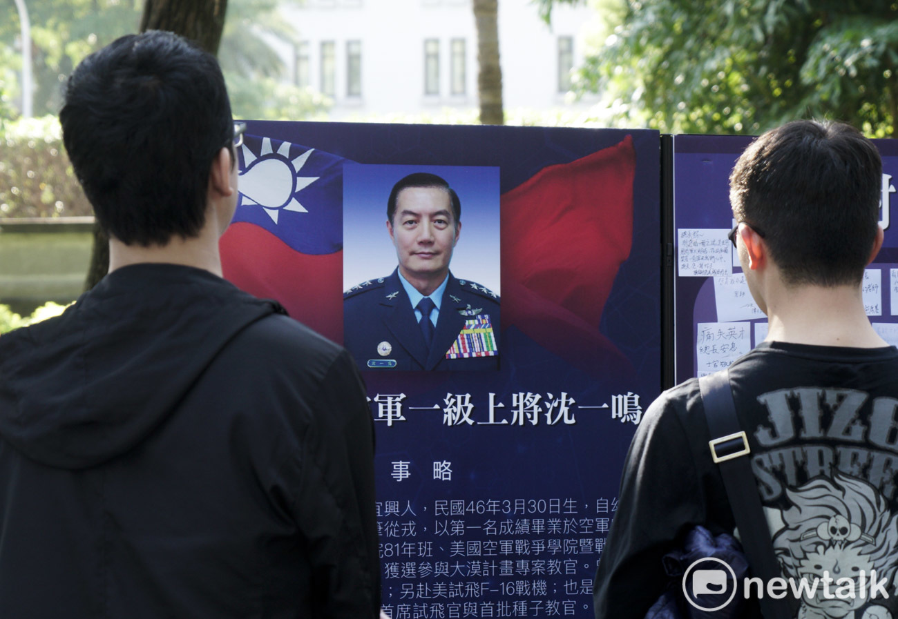 民眾們閱讀參謀總長沈一鳴上將的事略。 圖:張良一 /攝 民眾們閱讀參謀總長沈一鳴上將的事略。 圖:張良一 /攝
