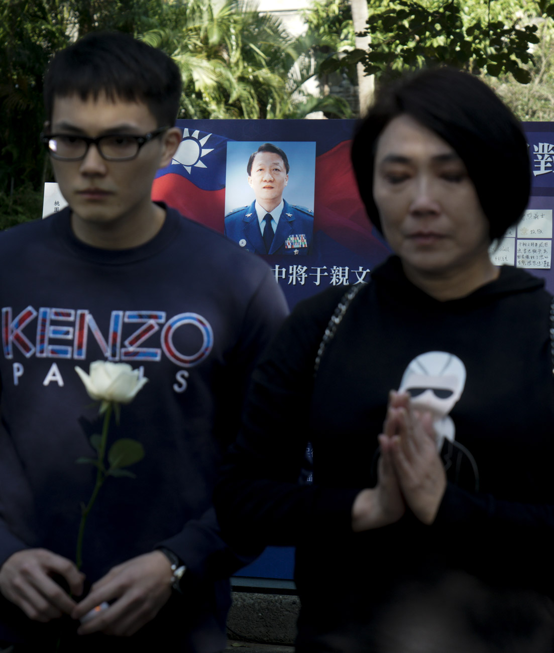 民眾們追思殉職將士。 圖:張良一 /攝 民眾們追思殉職將士。 圖:張良一 /攝
