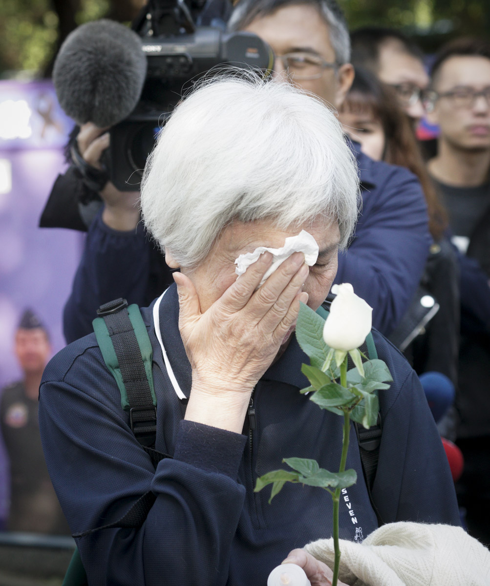 一位長者在追思會場悲從中來,擦拭眼淚,她難過的一直說:『怎麼會這樣?」 圖:張良一 /攝 一位長者在追思會場悲從中來,擦拭眼淚,她難過的一直說:『怎麼會這樣?」 圖:張良一 /攝