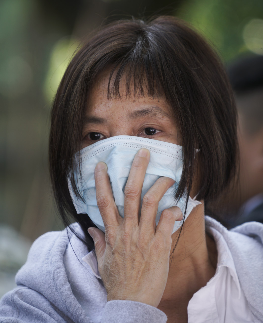一位民眾哀傷的看著介紹殉職將士的生平事略, 圖:張良一 /攝 一位民眾哀傷的看著介紹殉職將士的生平事略, 圖:張良一 /攝