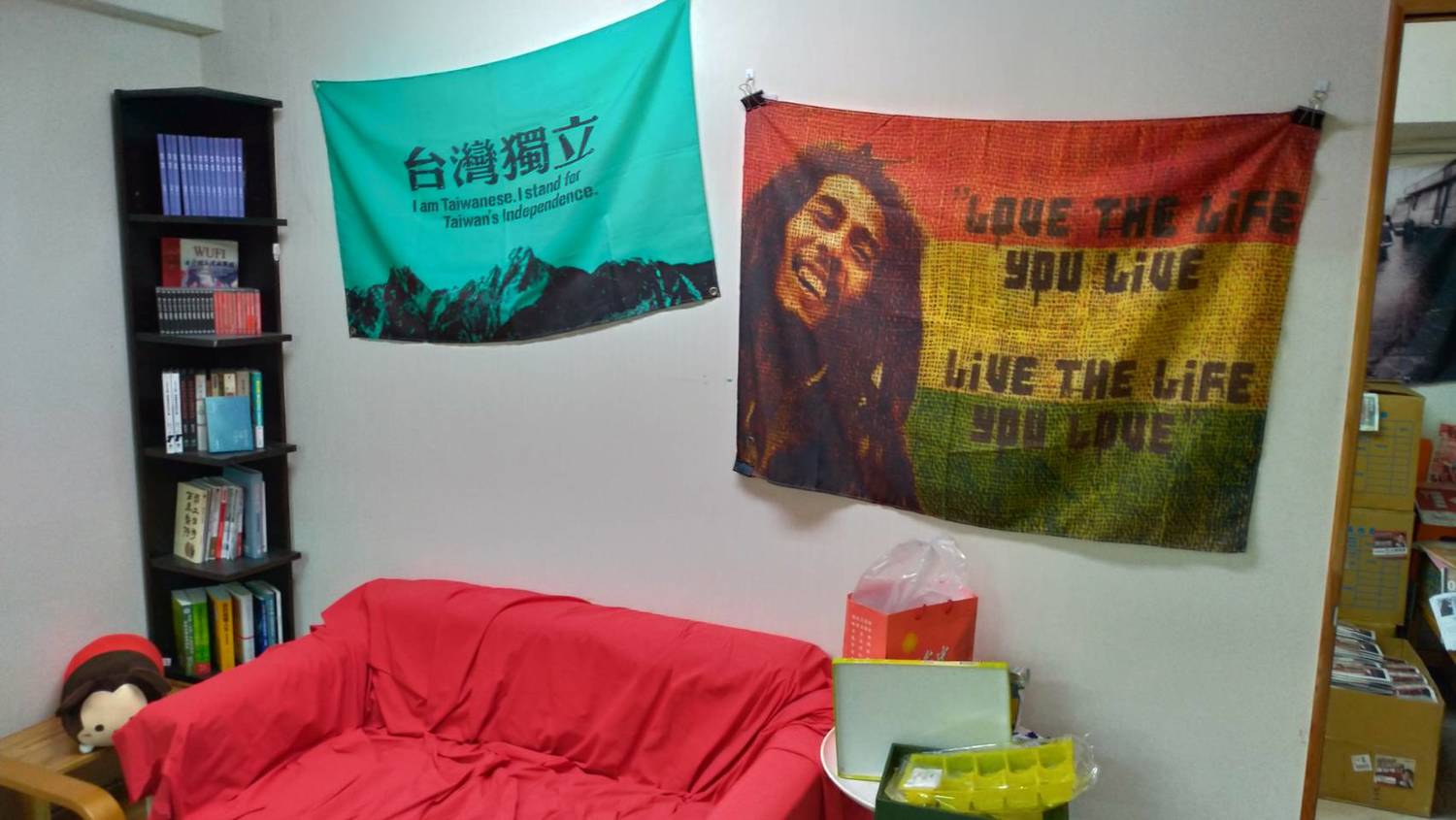 休息區掛著台獨旗幟,以及寫著「Love the life you live, Live the life you love」旗幟,提醒自己應本於初衷過生活。 圖:陳佩君/攝 休息區掛著台獨旗幟,以及寫著「Love the life you live, Live the life you love」旗幟,提醒自己應本於初衷過生活。 圖:陳佩君/攝