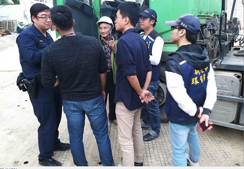 新北環保稽查員、員警押送載運砂石司機回板橋營建工地,並會工務局同仁稽查。 圖:新北市環保局提供 新北環保稽查員、員警押送載運砂石司機回板橋營建工地,並會工務局同仁稽查。 圖:新北市環保局提供