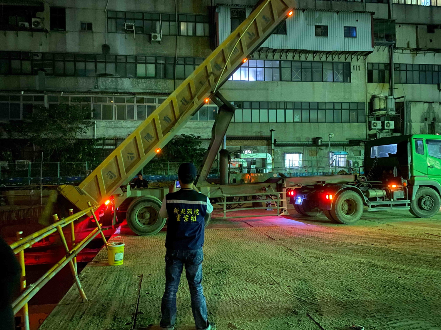 新北市府責令載運業者將土石方倒回原本的營建工地現場。 圖:新北市環保局提供 新北市府責令載運業者將土石方倒回原本的營建工地現場。 圖:新北市環保局提供