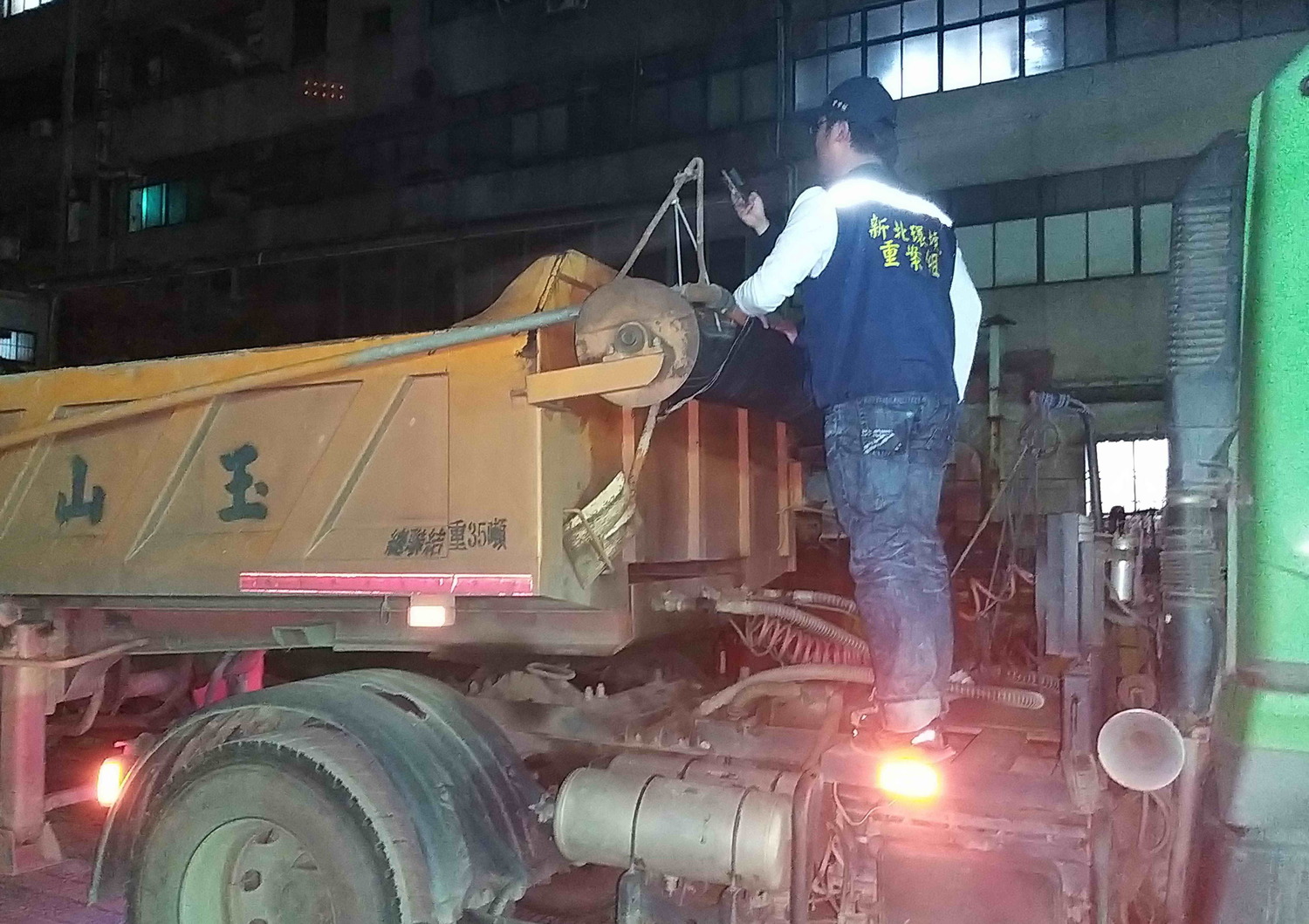 新北環保稽查員確認司機已將土石方倒回工地復原,車斗內已無土方。 圖:新北市環保局提供 新北環保稽查員確認司機已將土石方倒回工地復原,車斗內已無土方。 圖:新北市環保局提供