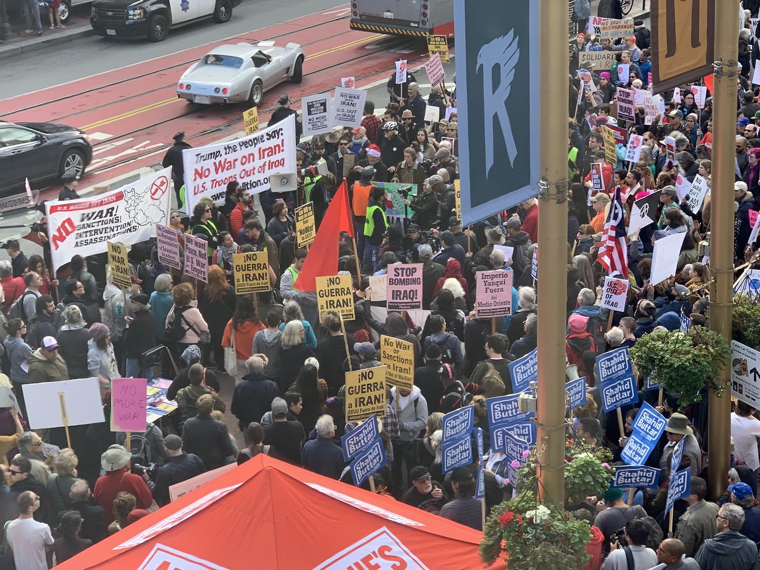 全美約70個城市舉辦反戰抗議活動。 圖/翻攝自推特 全美約70個城市舉辦反戰抗議活動。 圖/翻攝自推特