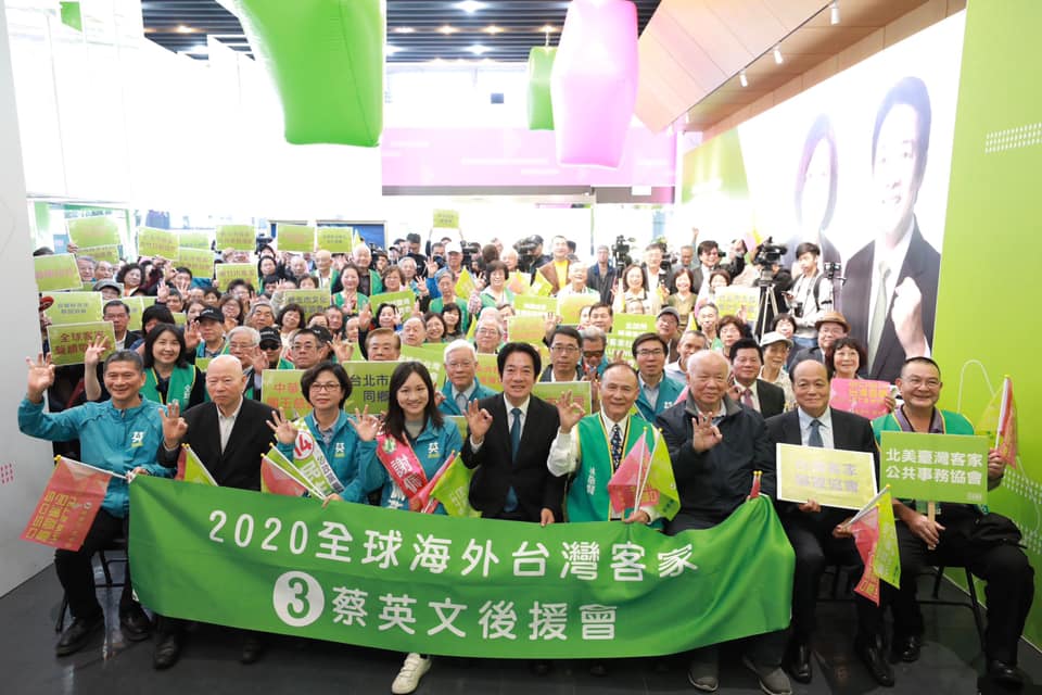 民進黨主席卓榮泰5日和副總統候選人賴清德、立委候選人謝佩芬、不分區立委候選人湯蕙禎、黨秘書長羅文嘉出席「海內外客家大團結 全力支持英德配」暨全球海外客家助選團開跑記者會。 圖:翻攝自賴清德臉書 民進黨主席卓榮泰5日和副總統候選人賴清德、立委候選人謝佩芬、不分區立委候選人湯蕙禎、黨秘書長羅文嘉出席「海內外客家大團結 全力支持英德配」暨全球海外客家助選團開跑記者會。 圖:翻攝自賴清德臉書
