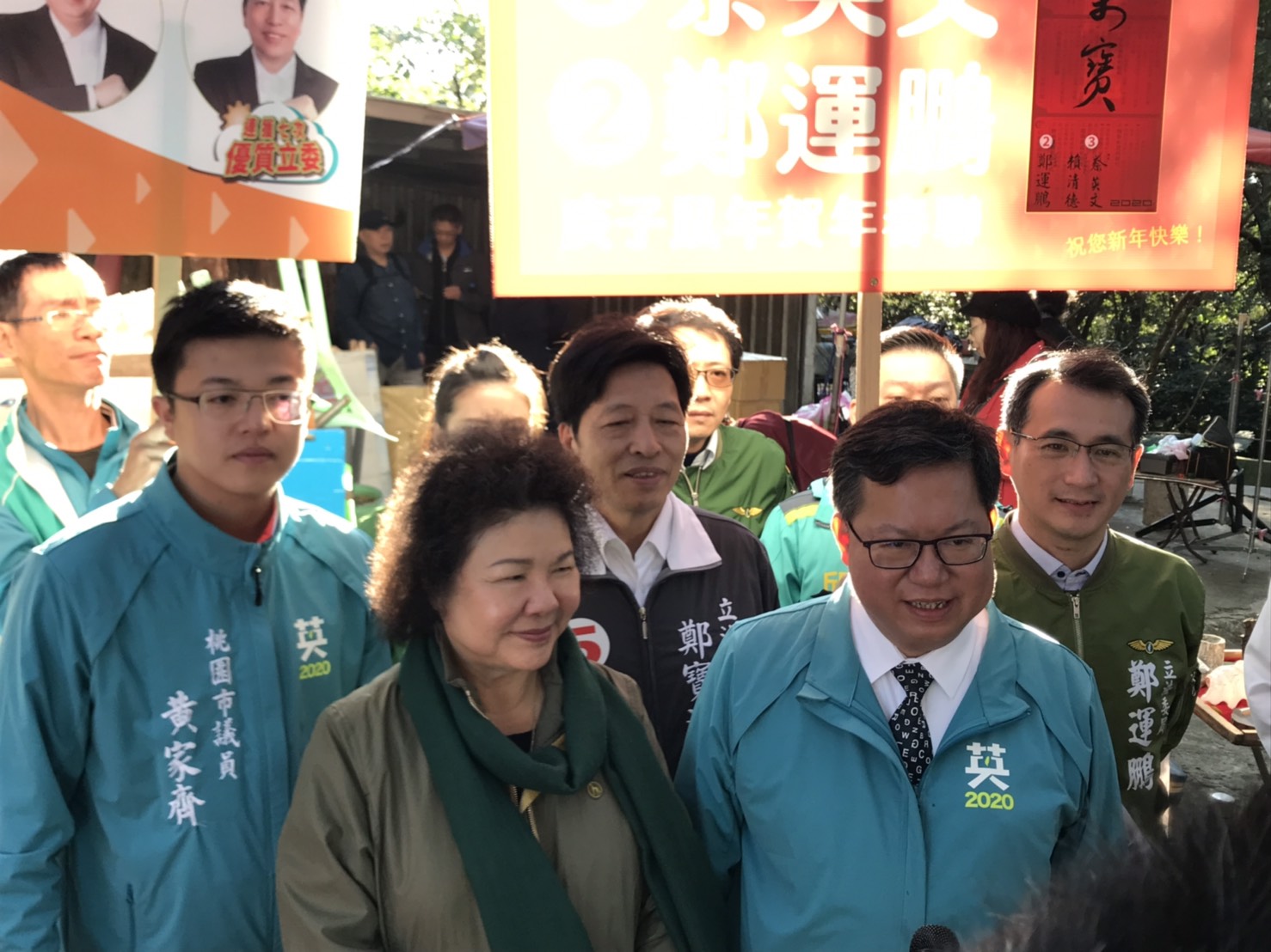 鄭文燦、陳菊今早陪同鄭寶清、鄭運鵬到虎頭山向晨運民眾拜票。圖:鄭寶清競選辦公室/提供(資料照片) 鄭文燦、陳菊今早陪同鄭寶清、鄭運鵬到虎頭山向晨運民眾拜票。圖:鄭寶清競選辦公室/提供(資料照片)