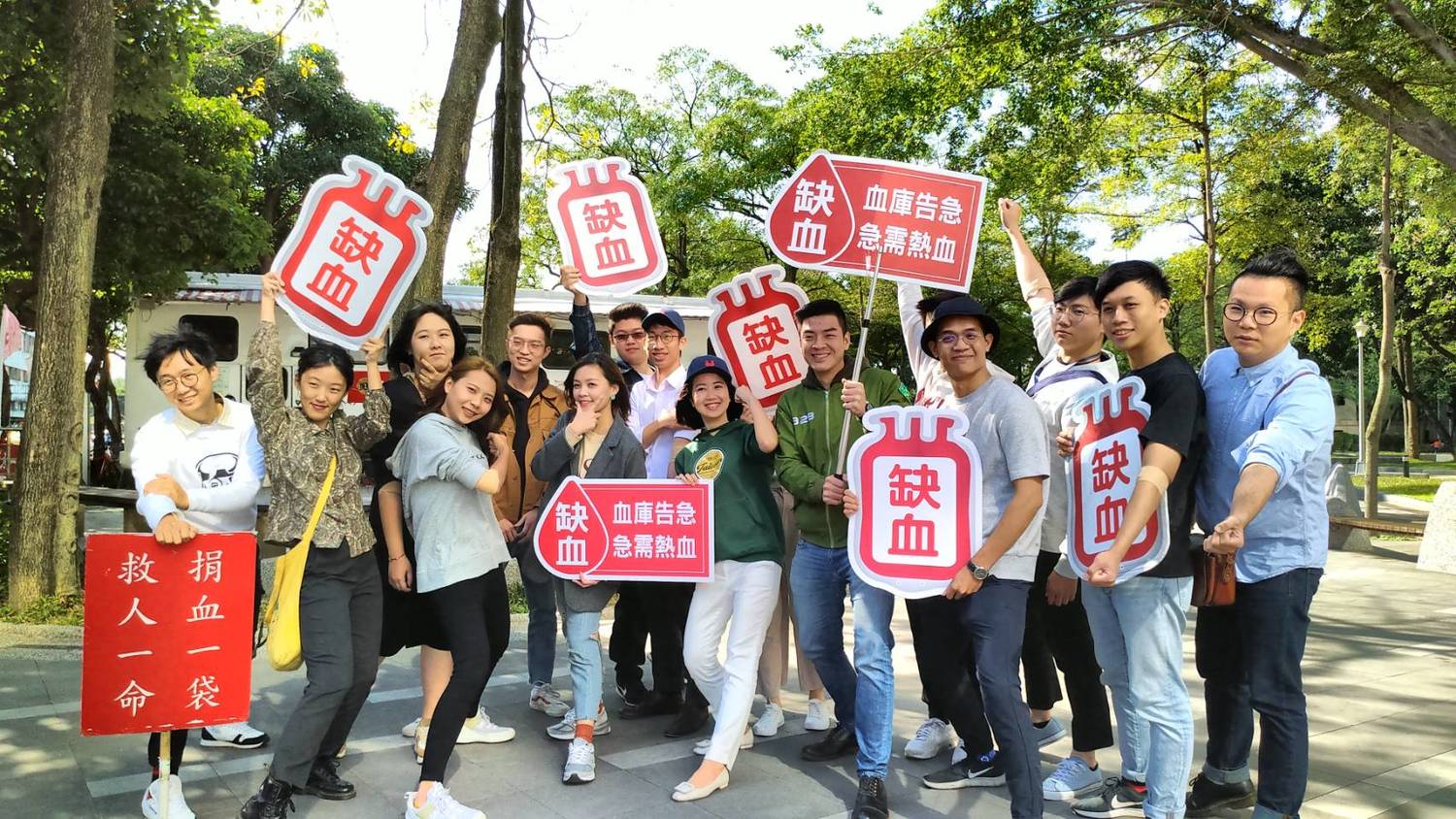 民進黨發言人、青年部今(5日)號召民眾挽袖捐血 圖:民進黨提供 民進黨發言人、青年部今(5日)號召民眾挽袖捐血 圖:民進黨提供