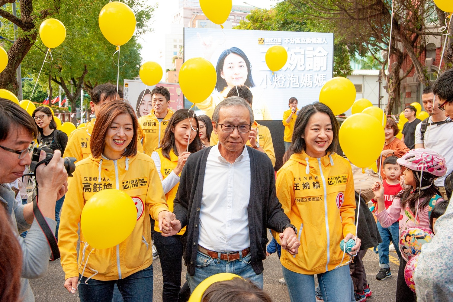 左起為高鈺婷、吳念真、王婉諭 圖:王婉諭競選辦公室/提供 左起為高鈺婷、吳念真、王婉諭 圖:王婉諭競選辦公室/提供
