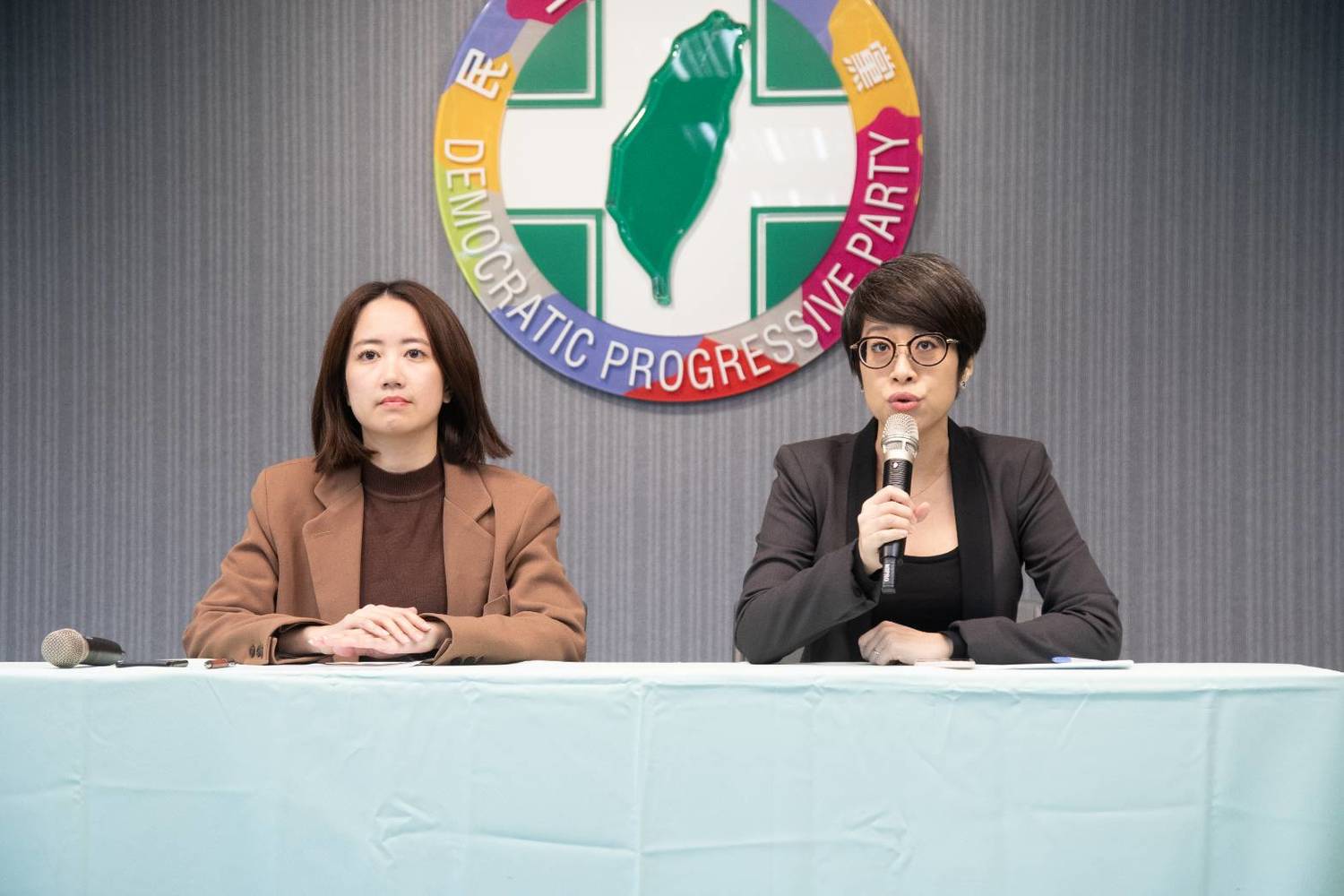 民進黨發言人李晏榕和戴瑋姍今(5日)召開記者會,要求國民黨應立刻停止消費災難的行為,並向國民道歉。 圖:民進黨提供 民進黨發言人李晏榕和戴瑋姍今(5日)召開記者會,要求國民黨應立刻停止消費災難的行為,並向國民道歉。 圖:民進黨提供
