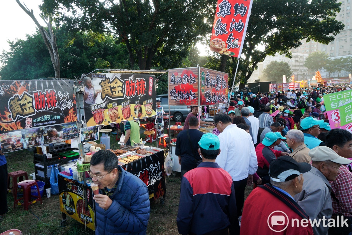 支持者擠爆選舉造勢場後方的小吃區。 圖:張良一/攝 支持者擠爆選舉造勢場後方的小吃區。 圖:張良一/攝
