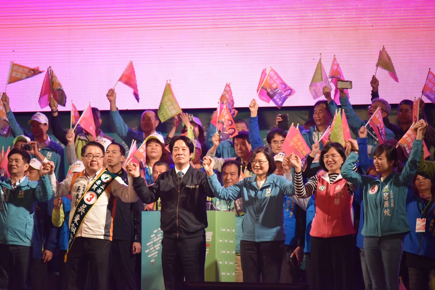 選前黃金週造勢,蔡總統與立委吳秉叡在新莊舉辦「勇敢自信、護台同行」造勢晚會,現場湧入逾3萬的熱情民眾相挺。 圖:吳秉叡競選總部提供 選前黃金週造勢,蔡總統與立委吳秉叡在新莊舉辦「勇敢自信、護台同行」造勢晚會,現場湧入逾3萬的熱情民眾相挺。 圖:吳秉叡競選總部提供
