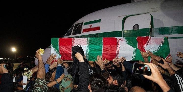 伊朗革命衛隊將領蘇雷曼尼被美軍刺殺身亡,遺體5日運回國內,伊朗人民悲痛迎靈。 圖:翻攝自وهـید عَثبغ推特 伊朗革命衛隊將領蘇雷曼尼被美軍刺殺身亡,遺體5日運回國內,伊朗人民悲痛迎靈。 圖:翻攝自وهـید عَثبغ推特