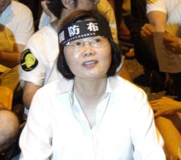 洪仲丘案時,時任民進黨主席蔡英文確實有頭戴布條參加凱道抗議。 圖:翻攝葉毓蘭臉書 洪仲丘案時,時任民進黨主席蔡英文確實有頭戴布條參加凱道抗議。 圖:翻攝葉毓蘭臉書
