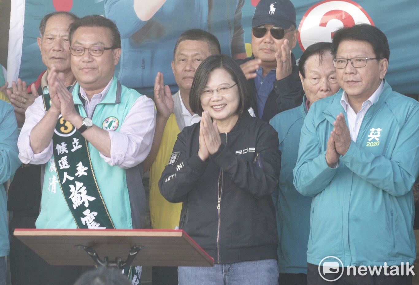 總統蔡英文(中)、屏東縣長潘孟安(右)、立委候選人蘇震清(左)。 圖:張良一 / 攝 總統蔡英文(中)、屏東縣長潘孟安(右)、立委候選人蘇震清(左)。 圖:張良一 / 攝
