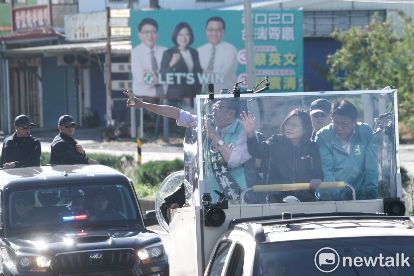 總統蔡英文、屏東縣長潘孟安、立委候選人蘇震清車隊掃街拜票。 圖:張良一 / 攝 總統蔡英文、屏東縣長潘孟安、立委候選人蘇震清車隊掃街拜票。 圖:張良一 / 攝