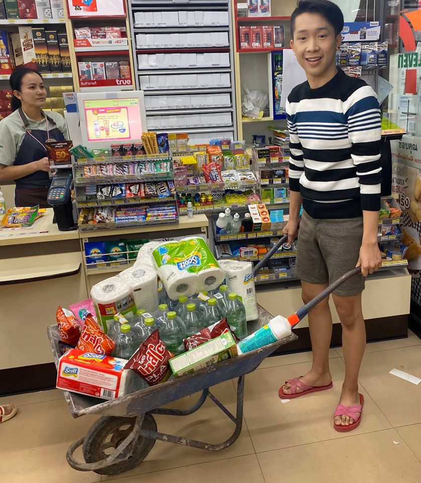 配合限塑政策,泰國超商不提供免費塑膠袋,有泰國民眾直接推獨輪車進超商購物,一次買足。 圖:翻攝自ROV ไหมละ臉書 配合限塑政策,泰國超商不提供免費塑膠袋,有泰國民眾直接推獨輪車進超商購物,一次買足。 圖:翻攝自ROV ไหมละ臉書