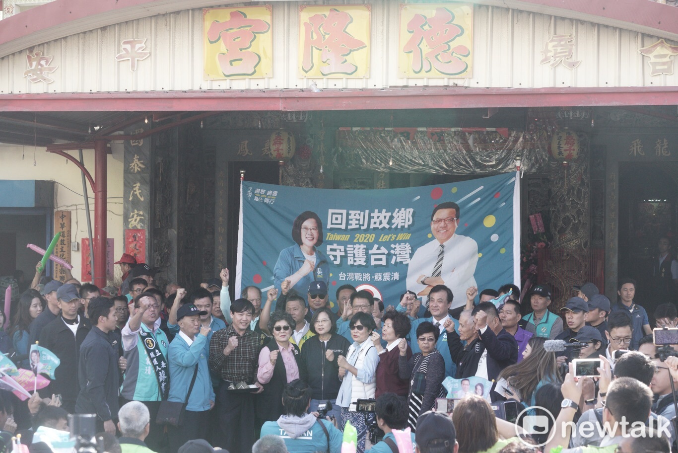 總統蔡英文今日啟程全台車隊掃街,從家鄉屏東楓港出發,現場也來了小英的哥哥姊姊,特地準備粽子、包子。 圖:張良一 / 攝 總統蔡英文今日啟程全台車隊掃街,從家鄉屏東楓港出發,現場也來了小英的哥哥姊姊,特地準備粽子、包子。 圖:張良一 / 攝