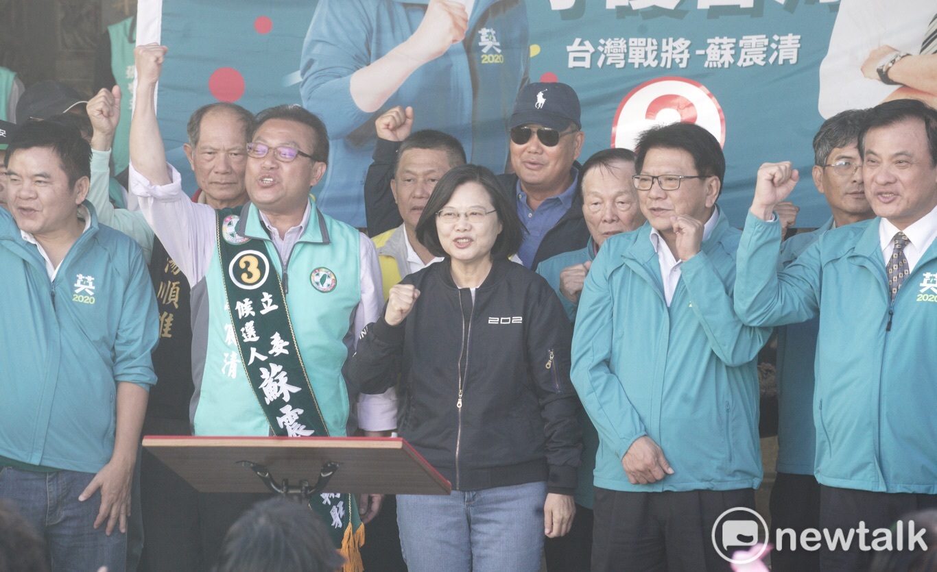 總統蔡英文今從家鄉屏東楓港啟程掃街拜票。 圖:張良一 / 攝 總統蔡英文今從家鄉屏東楓港啟程掃街拜票。 圖:張良一 / 攝