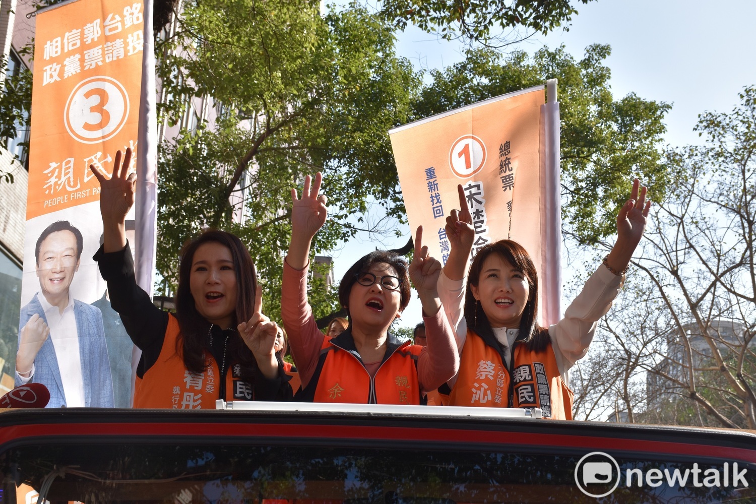 親民黨副總統余湘今率不分區立委提名女力站上戰車,呼籲選民支持。 圖:林昀真/攝 親民黨副總統余湘今率不分區立委提名女力站上戰車,呼籲選民支持。 圖:林昀真/攝
