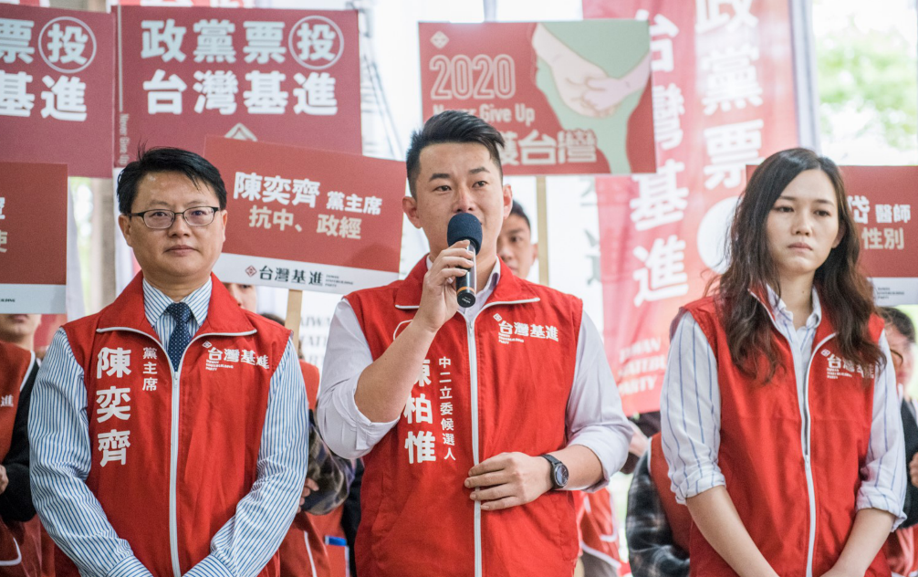 陳柏惟(圖中)挑戰顏寬恆，被視為相當艱困一戰。