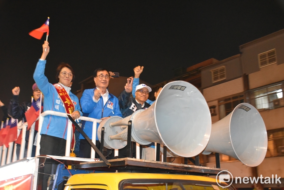高雄市副市長葉匡時、李四川及立委候選人黃昭順(右至左)站在主戰車上向民眾揮手。 圖:孫家銘/攝 高雄市副市長葉匡時、李四川及立委候選人黃昭順(右至左)站在主戰車上向民眾揮手。 圖:孫家銘/攝