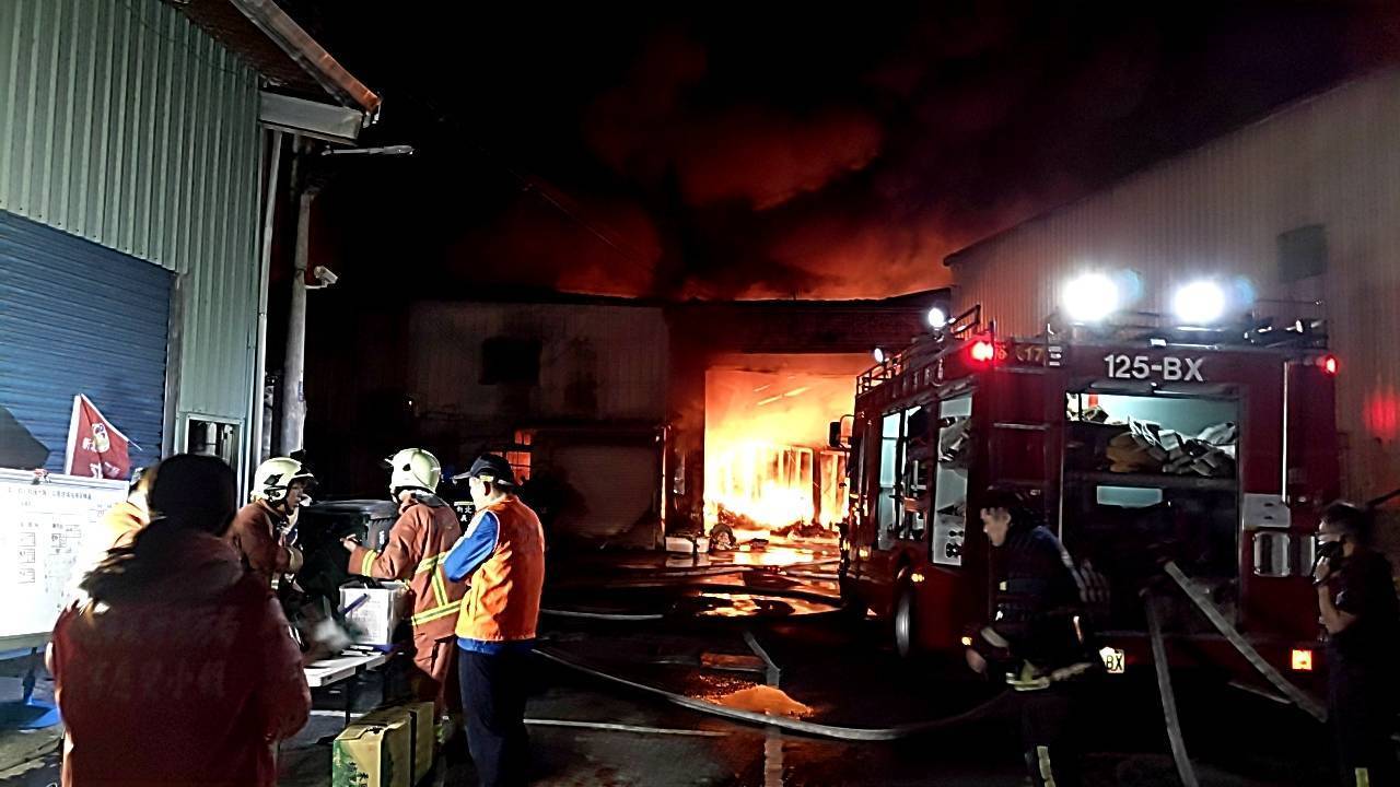 新北市三峽區添福路一間不織布工廠今天(7日)淩晨竄火。 圖:新北市消防局提供 新北市三峽區添福路一間不織布工廠今天(7日)淩晨竄火。 圖:新北市消防局提供