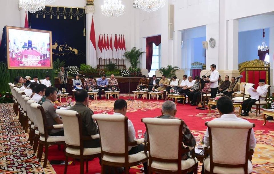 印尼總統佐科威(右站者)日前在內閣會議強調,印尼不是南海主權聲索方,但對於領海主權不容談判。 圖:翻攝自佐科威臉書 印尼總統佐科威(右站者)日前在內閣會議強調,印尼不是南海主權聲索方,但對於領海主權不容談判。 圖:翻攝自佐科威臉書
