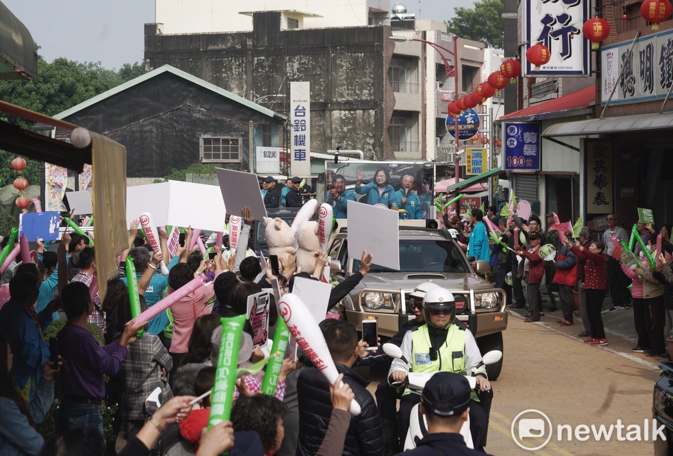 民進黨總統候選人蔡英文在嘉義縣長翁章和嘉義縣立委候選人蔡易餘梁陪同下,於嘉義縣水上鄉市區掃街,嘉義民眾熱烈歡迎。 圖:張良一/攝 民進黨總統候選人蔡英文在嘉義縣長翁章和嘉義縣立委候選人蔡易餘梁陪同下,於嘉義縣水上鄉市區掃街,嘉義民眾熱烈歡迎。 圖:張良一/攝