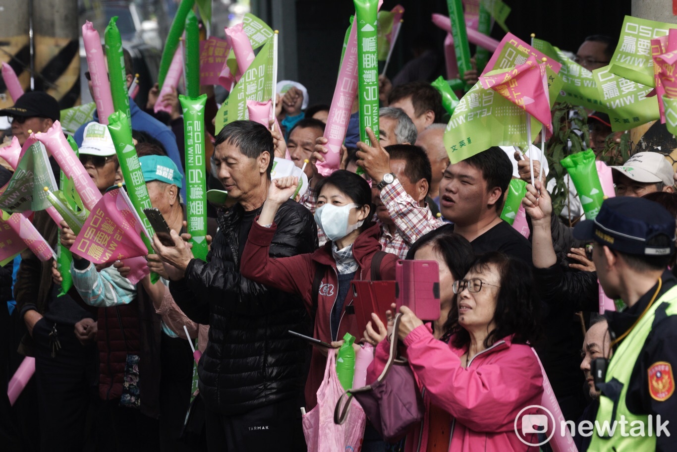 總統蔡英文和嘉義縣立委候選人蔡易餘在嘉義水上鄉市區掃街。 圖:張良一 / 攝 總統蔡英文和嘉義縣立委候選人蔡易餘在嘉義水上鄉市區掃街。 圖:張良一 / 攝
