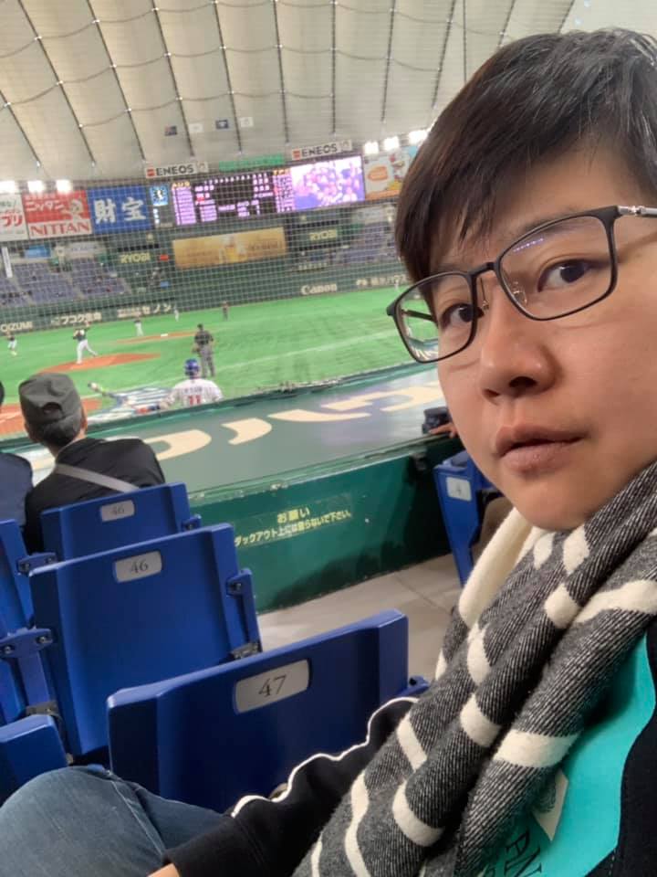 楊惠如於11月16日前往東京巨蛋看球。 圖:翻攝自楊蕙如臉書 楊惠如於11月16日前往東京巨蛋看球。 圖:翻攝自楊蕙如臉書