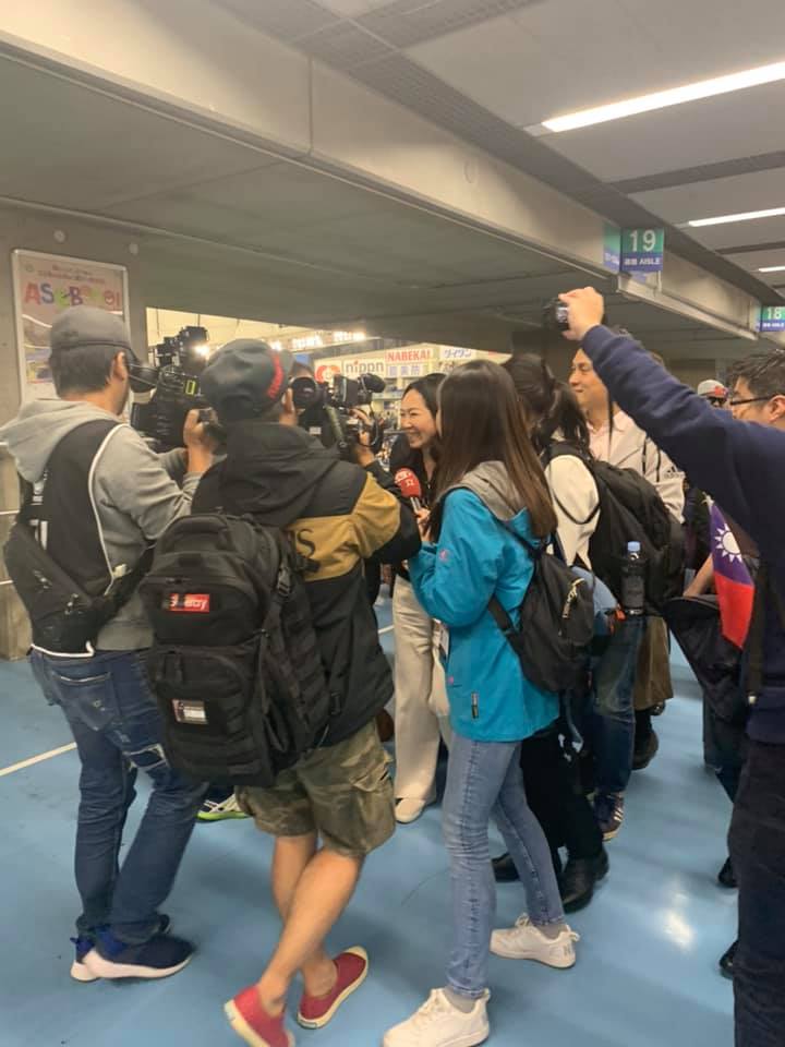 楊惠如11月16日在臉書自曝,在東京巨蛋觀賞台澳大戰時,正好遇到韓國瑜的老婆李佳芬坐在自己附近。 圖:翻攝自楊蕙如臉書 楊惠如11月16日在臉書自曝,在東京巨蛋觀賞台澳大戰時,正好遇到韓國瑜的老婆李佳芬坐在自己附近。 圖:翻攝自楊蕙如臉書