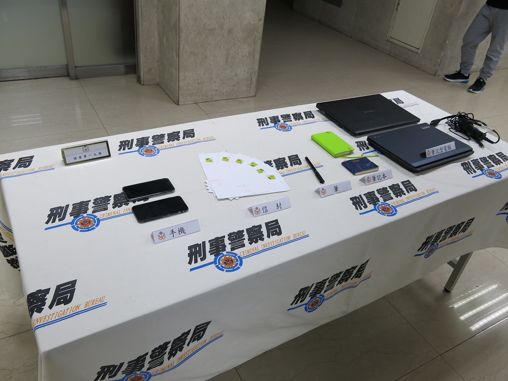 警方查扣2台筆電、2隻手機、6個信封與2本筆記本及寫恐嚇信的鋼筆1枝。 圖:翻攝自刑事警察局 警方查扣2台筆電、2隻手機、6個信封與2本筆記本及寫恐嚇信的鋼筆1枝。 圖:翻攝自刑事警察局