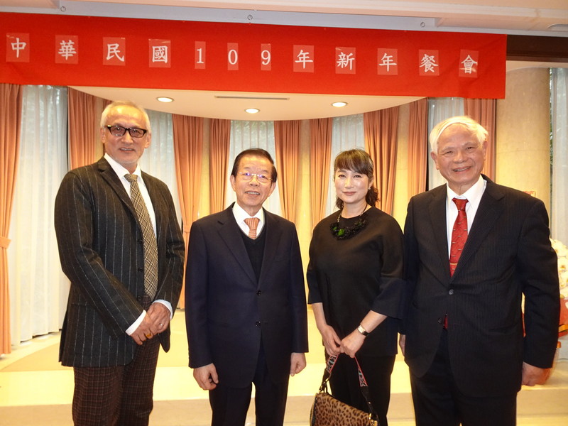 駐日代表謝長廷7日在駐日代表官邸舉辦新年餐會,包括客家出身的日本女星余貴美子(右2)、僑胞等出席,互道新年快樂。 圖:中央社提供 駐日代表謝長廷7日在駐日代表官邸舉辦新年餐會,包括客家出身的日本女星余貴美子(右2)、僑胞等出席,互道新年快樂。 圖:中央社提供