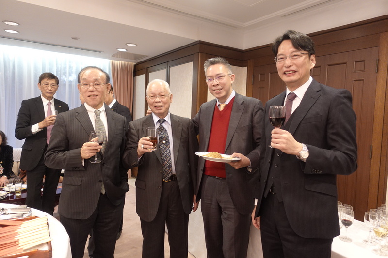 駐日代表處7日舉辦新年餐會上,許多僑胞表示11日將返國投票。「全日本台灣連合會」會長趙中正(右3)表示,這場選舉守住台灣主權是最重要的。 圖:中央社提供 駐日代表處7日舉辦新年餐會上,許多僑胞表示11日將返國投票。「全日本台灣連合會」會長趙中正(右3)表示,這場選舉守住台灣主權是最重要的。 圖:中央社提供