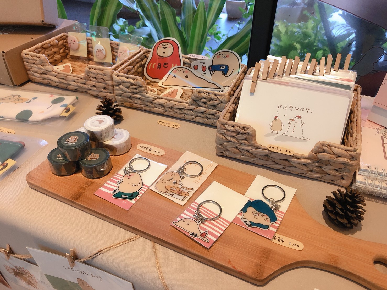 《咻咻熊與女孩的這一年》插畫展在台中綠宿行旅展出。 綠宿行旅/提供 《咻咻熊與女孩的這一年》插畫展在台中綠宿行旅展出。 綠宿行旅/提供