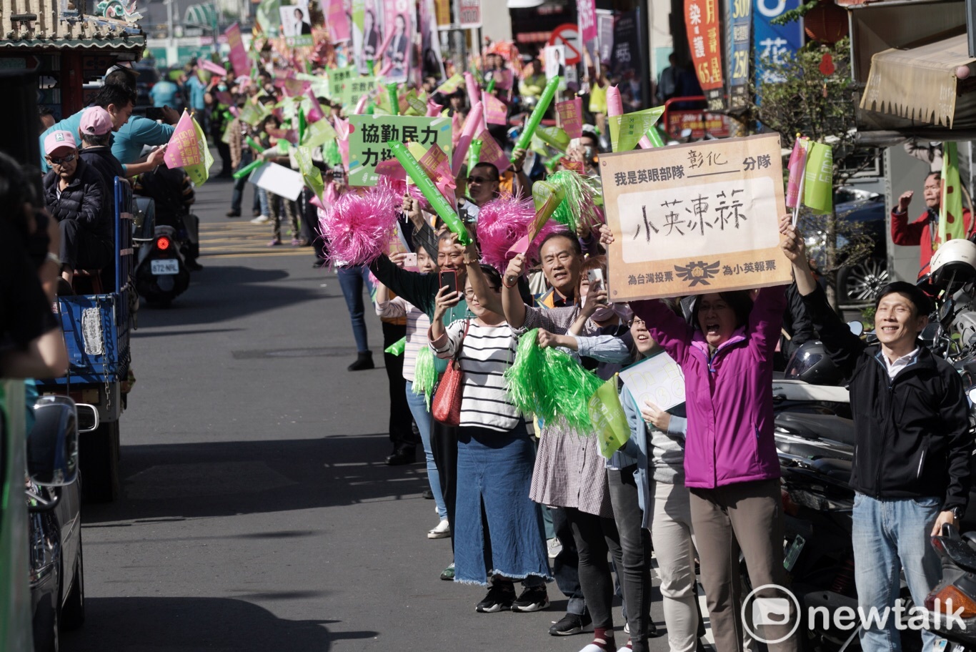支持者高舉「小英凍蒜」的牌子,歡迎車隊的到來。 圖:張良一/攝 支持者高舉「小英凍蒜」的牌子,歡迎車隊的到來。 圖:張良一/攝