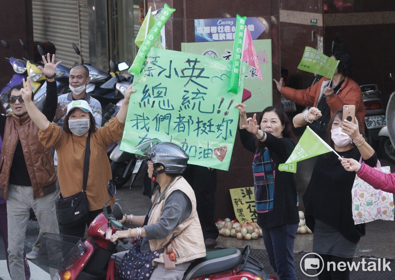 彰化婦女支持者自製海報,表達對蔡英文的支持。 圖:張良一/攝 彰化婦女支持者自製海報,表達對蔡英文的支持。 圖:張良一/攝