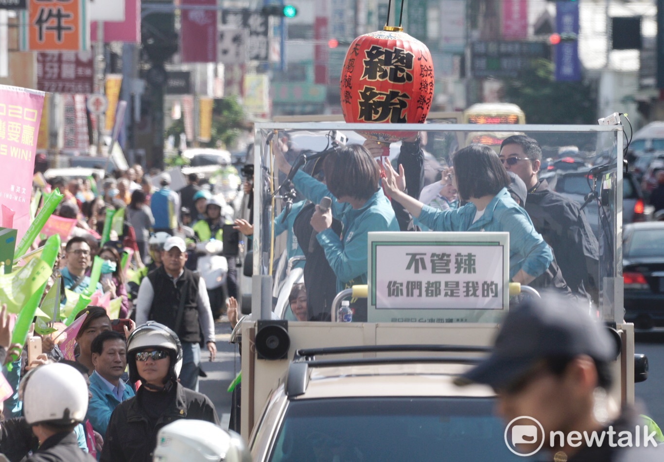 彰化支持者送寫著「總統」的燈籠給小英總統。 圖:張良一/攝 彰化支持者送寫著「總統」的燈籠給小英總統。 圖:張良一/攝