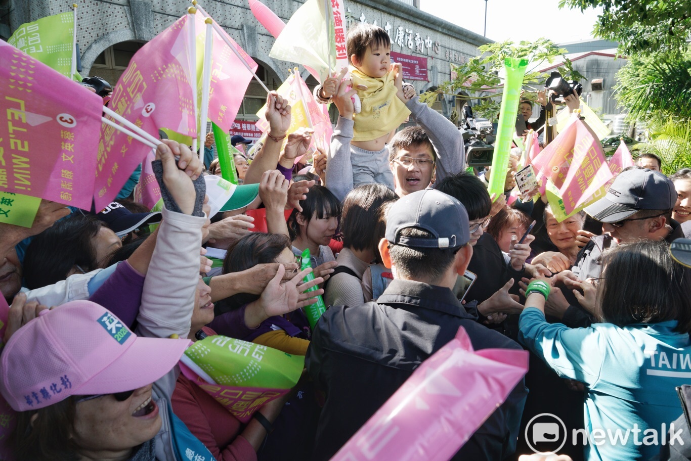 蔡英文下車後,立刻被彰化民眾團團包圍,熱情支持者爭相與她握手。 圖:張良一/攝 蔡英文下車後,立刻被彰化民眾團團包圍,熱情支持者爭相與她握手。 圖:張良一/攝