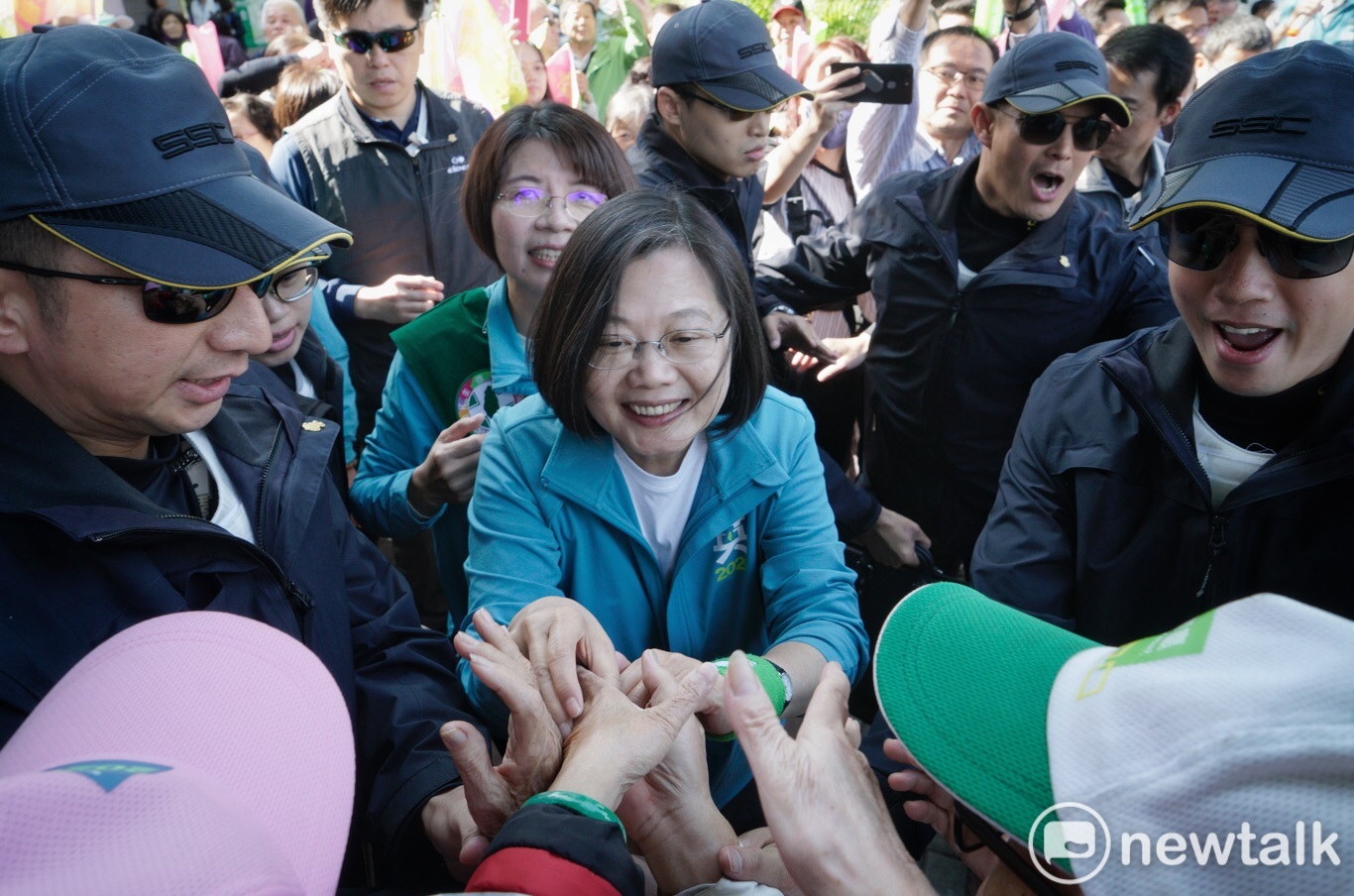 蔡英文開心民眾握手,臉上展現親切笑容。 圖:張良一/攝 蔡英文開心民眾握手,臉上展現親切笑容。 圖:張良一/攝