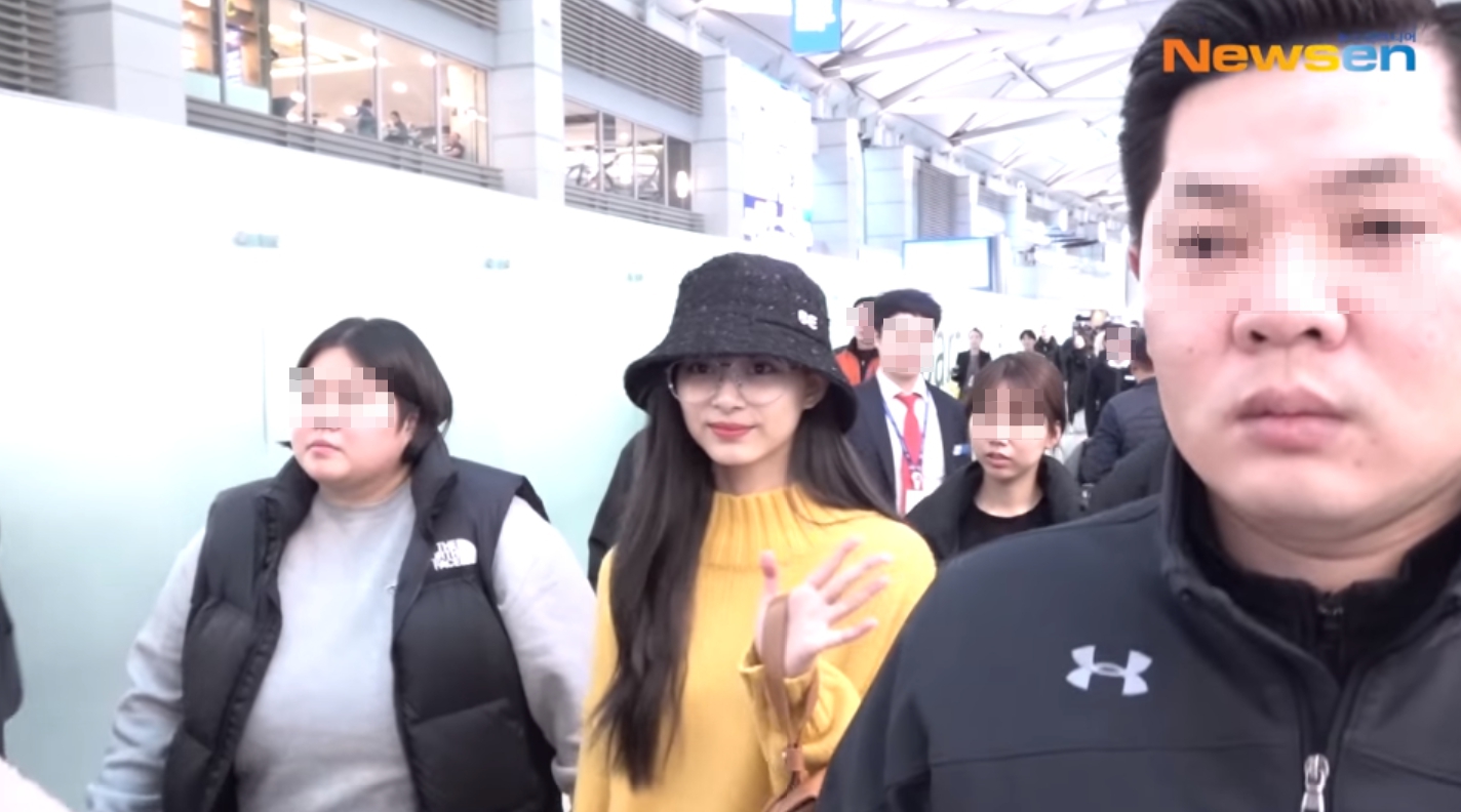 周子瑜親切向粉絲打招呼。 圖:翻攝自Newsen YouTube頻道 周子瑜親切向粉絲打招呼。 圖:翻攝自Newsen YouTube頻道